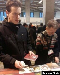 На московской книжной ярмарке в конце 2015 года молодежь проявила неожиданный интерес к новому изданию книги-собрания документов И.Сталина