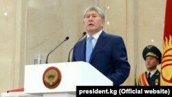 Алмазбек Атамбаев на инаугурации избранного президента Кыргызстана Сооронбая Жээнбекова. Бишкек, 24 ноября 2017 года.