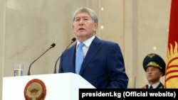 Алмазбек Атамбаев на инаугурации президента Сооронбая Жээнбекова. 24 ноября 2017 года. 