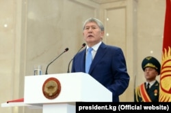 Сооронбай Жээнбековтің ант беру рәсімінде сөйлеп тұрған Алмазбек Атамбаев. 24 қараша 2017 жыл.