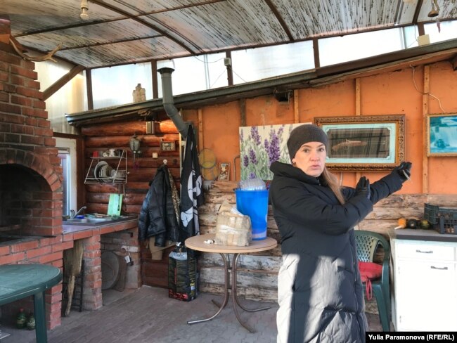 Алевтина в беседке, которую придется сносить