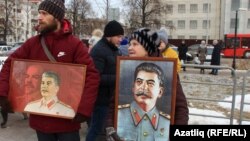 Люди с портретом Иосифа Сталина в Татарстане, Россия, 2019 год