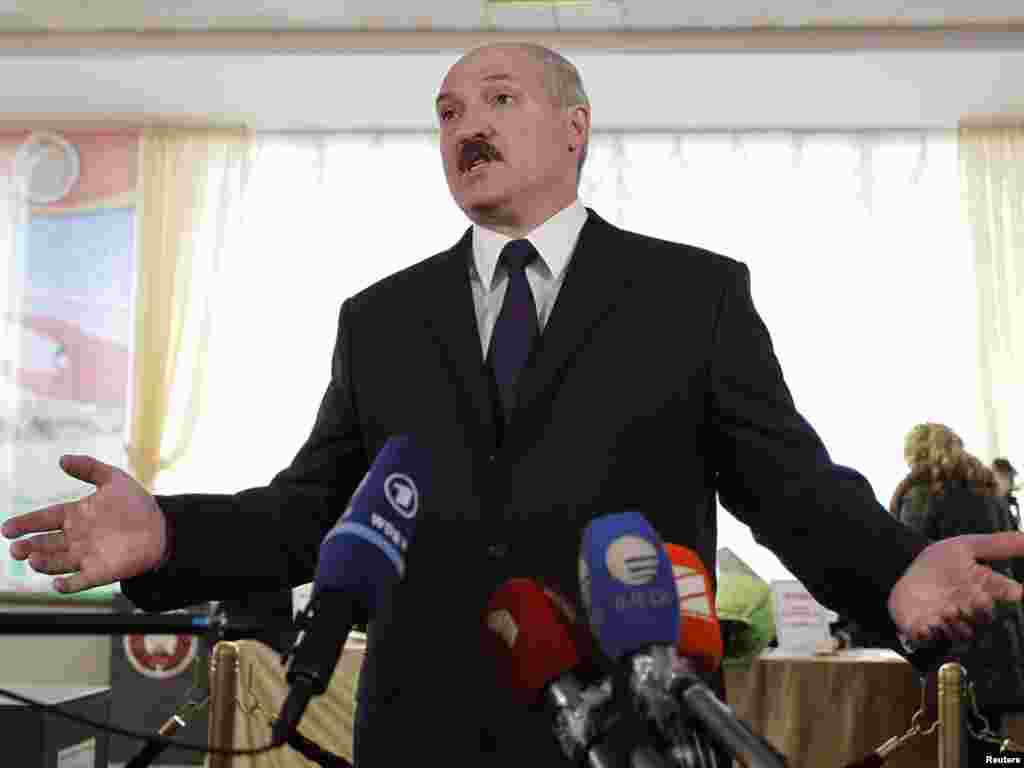 Аляксандар Лукашэнка на сваім выбарчым участку адказвае на пытаньні журналістаў
