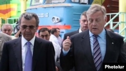 Armenia -- Transport and Communications Minister Manuk Vartanian (L) and Vladimir Yakunin, head of Russia's national railway, visit Yerevan's newly renovated central railway station, 1July 2010.