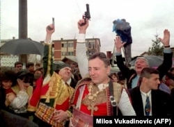 Serbia, 1995: Criminalul de război și lider naționalist sârb Zeljko Raznatovici, poreclit Arkan, trage cu arma în timpul nunții sale, îmbrăcat în port tradițional.