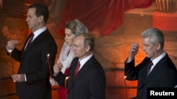 Дмитрий и Светлана Медведевы, Владимир Путин и Сергей Собянин на пасхальном богослужении 12 апреля 2015 года