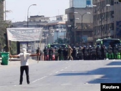 Protestant sa prekrivenim licem u blizini grada Homs, 04. novembar 2011.