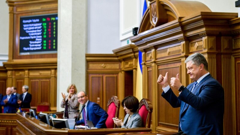 د اوکراین پارلمان په دې اړه غور کوي چې ایا پوځي حکومت اعلان کړي، که نه