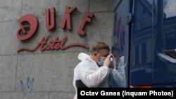 قاضی غلامرضا منصوری در هتل دوک در بخارست اقامت داشت و جسد او نیز در لابی همین هتل بود