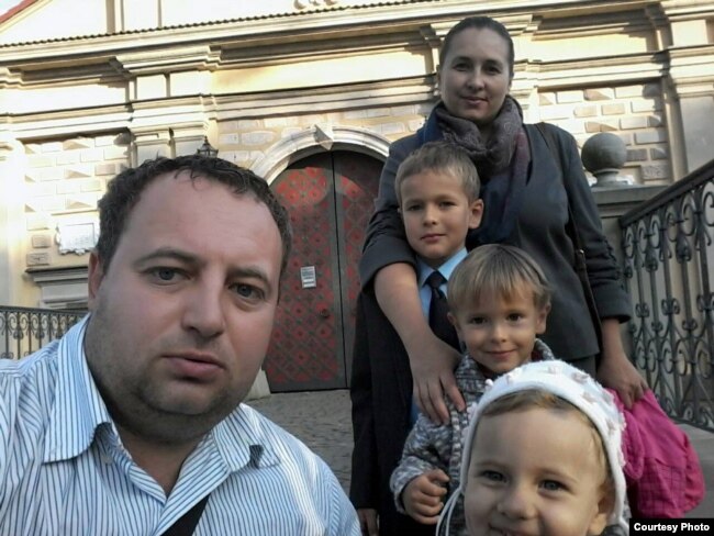 Тата Глеб зь сямʼёй