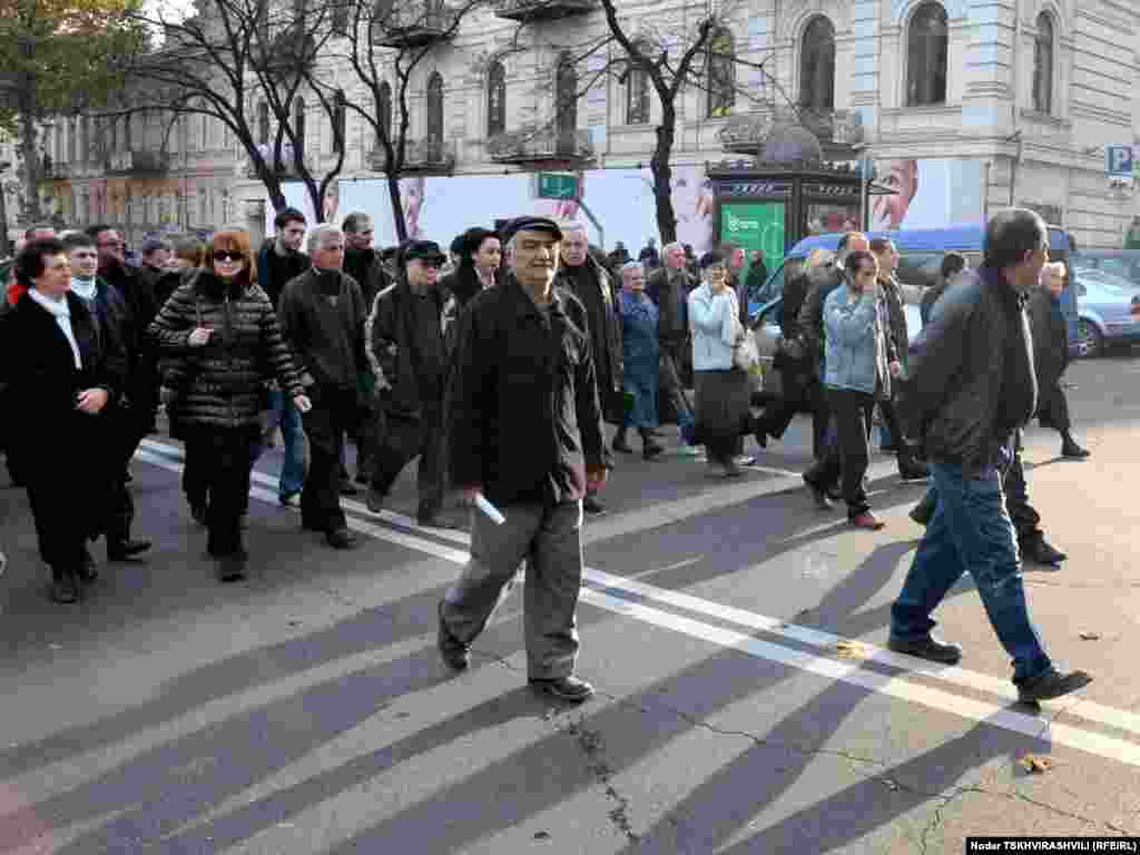 საპროტესტო მსვლელობა საზოგადოებრივი მაუწყებლისკენ. 26 ნოემბერი - 25 ნოემბერს თბილისში წარმომადგენლობითი სახალხო კრება გაიმართა. მეორე დღეს, 26 ნოემბერს პარლამენტის შენობასთან კვლავ შეიკრიბნენ სახალხო კრების მონაწილენი და მათი მხარდამჭერი ოპოზიციური პარტიების ლიდერები.