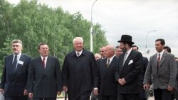 1998 год, открытие Мемориальной синагоги на Поклонной горе. Лужков – в центре, слева от него президент России Борис Ельцин, далее – предприниматель Владимир Гусинский