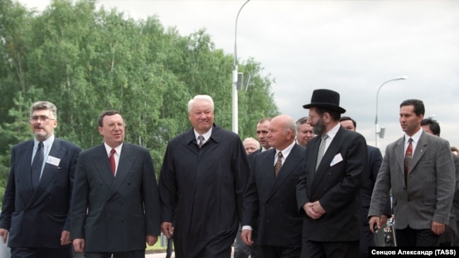 1998 год, открытие Мемориальной синагоги на Поклонной горе. Лужков - в центре, слева от него президент России Борис Ельцин, далее - предприниматель Владимир Гусинский