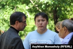 Журналист Жанболат Мамай (в центре) и правозащитник Евгений Жовтис (слева). Алматы, май 2016 года