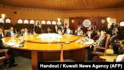 تصویر منتشرشده از سوی خبرگزاری رسمی کویت از گروه‌های مختلف شرکت‌کننده در مذاکرات