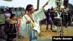  Jimi Hendrix la Festivalul Woodstock în 1969 desfășurat în orașul Bethel, New York