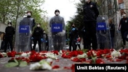 Истанбул- цвеќиња оставени пред полицијата, 01.05.2020