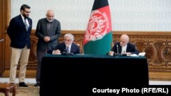 امضای توافق میان آقایان عبدالله و غنی برای پایان بخشیدن به جنجال‌های انتخاباتی در افغانستان