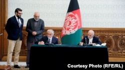 محمد اشرف غنی و عبدالله عبدالله حین امضای توافق‌نامه سیاسی ۲۰۲۰