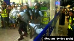 Наразылар мен полицияның әуежайда қақтығысып қалған сәті. Гонконг, 13 тамыз 2019 жыл. 