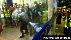 Сутички між поліцією і протестувальниками в аеропорту Гонконгу, 13 серпня 2019 року