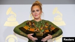 ИМА- Овозхони Британия Адел панҷ ҷойизаи Grammy-ро бо худ бурд. Лос Анҷелес, 12 феврали соли 2017.