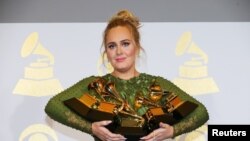 Adele la ceremonia Grammy de la Los Angeles