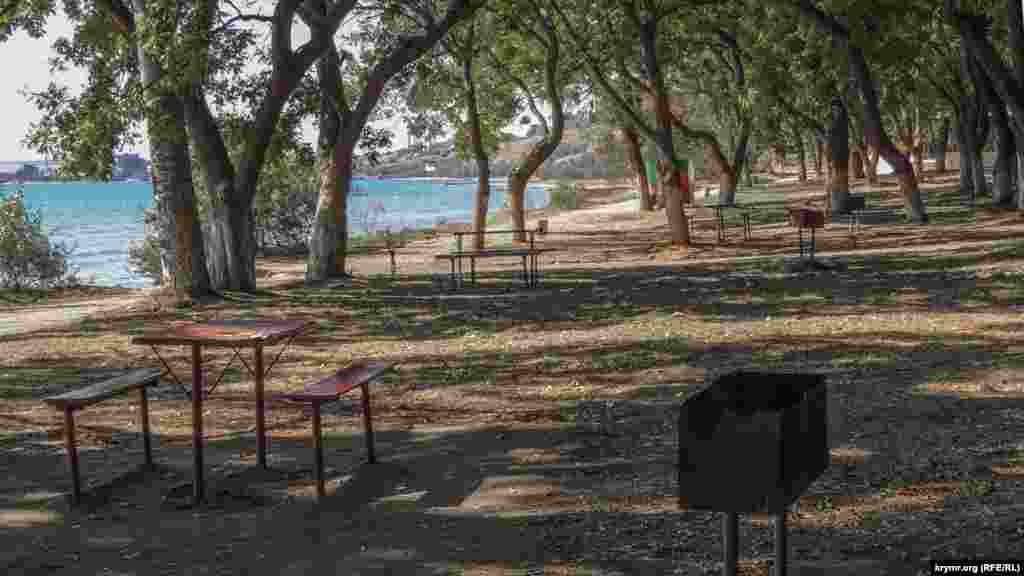 Заброшенная зона отдыха с мангалами и столами в парке, которая раньше практически никогда не пустовала