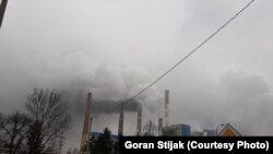 Zagađenje koje se širi iz termoelektrane u Tuzli, na fotografiji iz decembra 2020.
