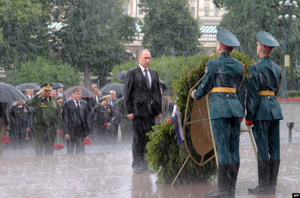 Ruski predsjednik Vladimir Putin stoji ispred spomenika, Grob neznanog vojnika, tokom obilježavanja 76. godišnjice nacističke invazije na Sovjetski Savez, 22. juni 2017. Foto: Aleksei Druzhinin/Kremlin via Reuters