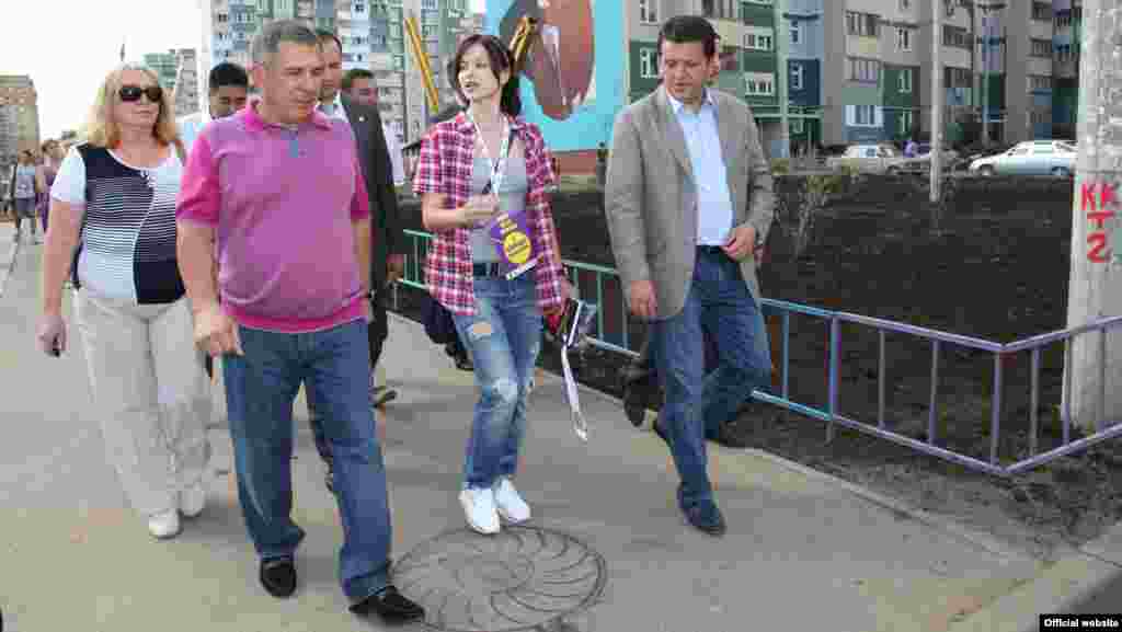 Tatarstan President Rustam Minnikhanov (left) and Kazan Mayor Ilsur Metshin (right) tour the works in progress during the festival.