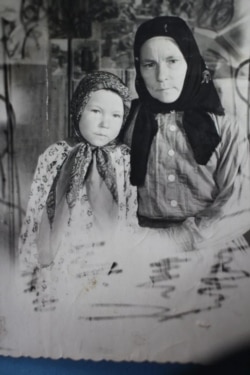 Выжившая в пожаре девочка Алевтина Бородина с мамой. После года лечения и реабилитации в Москве она решила поступить в медицинское отделение