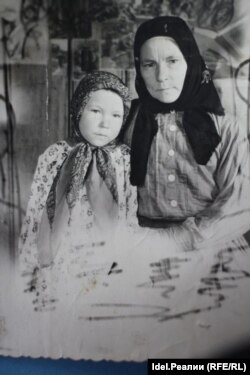 Выжившая в пожаре девочка Алевтина Бородина с мамой. После года лечения и реабилитации в Москве она решила поступить в медицинское отделение