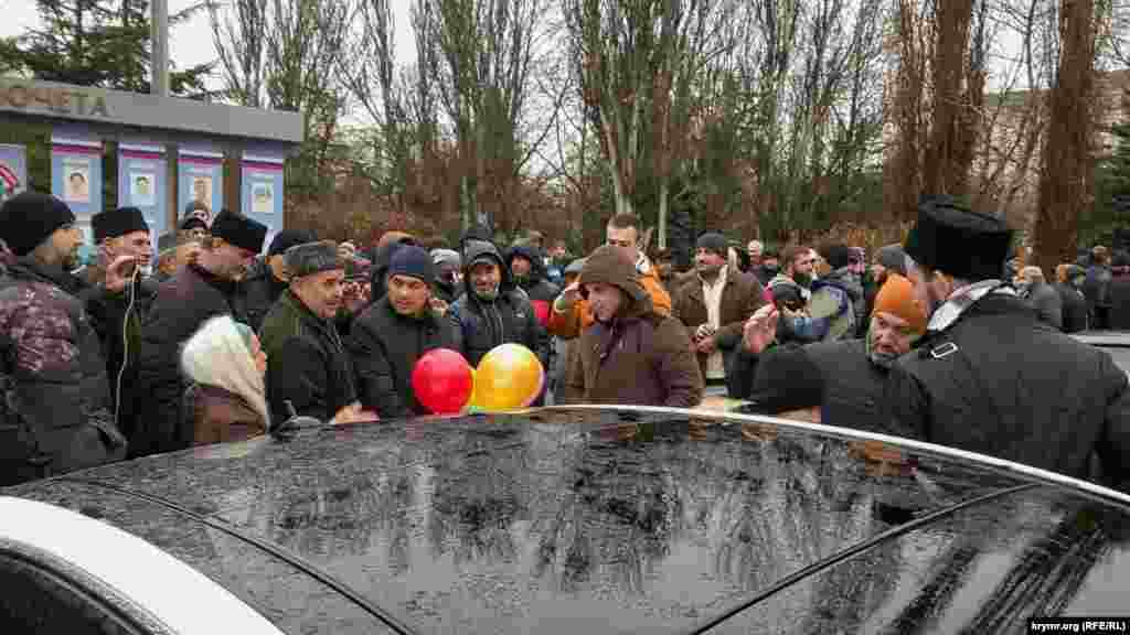 Еміль Курбедінов із кульками