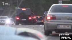 Замість того, щоб стояти в заторі в годину пік, авто з кортежу Суркіса перетнули подвійну суцільну, виїхали на зустрічну смугу і рушили проти напрямку транспорту