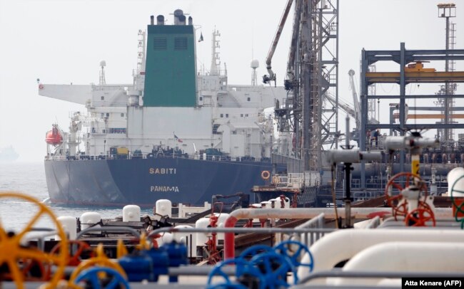 Панамский нефтяной танкер в одном из портов Ирана. Июль 2018 года