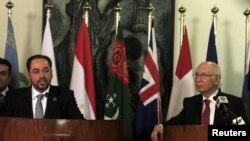 Afghan Foreign Minister Salahuddin Rabbani (L) speaks with Pakistani Advisor to Prime Minister for Foreign Affairs Sartaj Aziz during a joint news conference at the foreign ministry in Islamabad in December 2015.