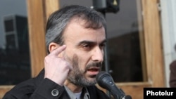 Жирайр Сефилян выступает на митинге на площади Свободы (архив)