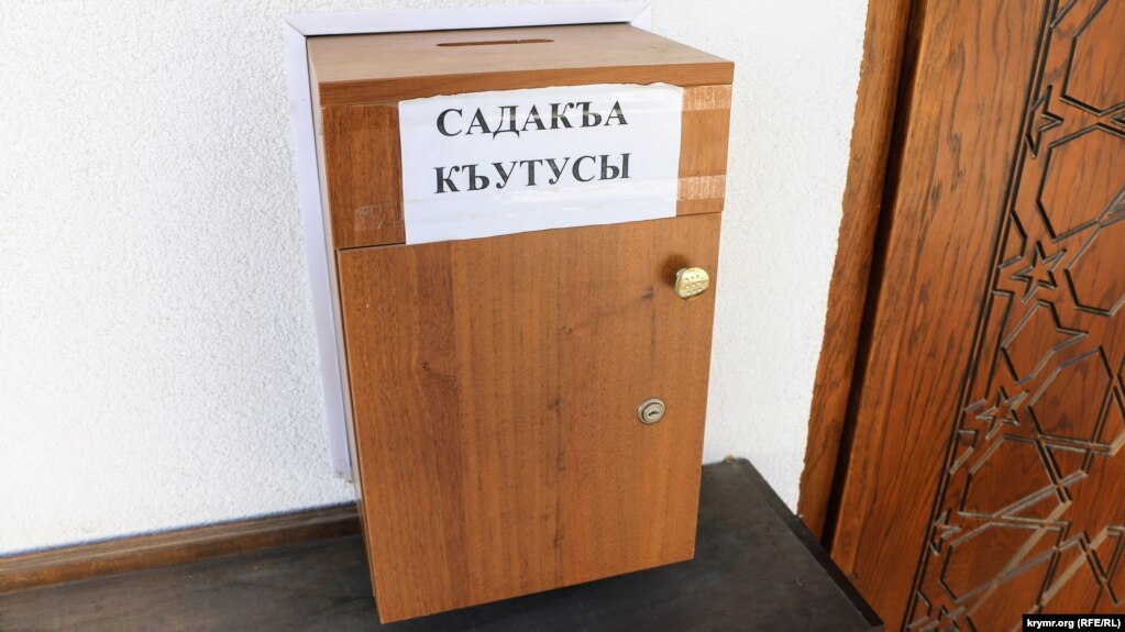 ЯÑик, пÑедназнаÑеннÑй Ð´Ð»Ñ Ð´ÐµÐ½ÐµÐ³ на благоÑвоÑиÑелÑноÑÑÑ. ÐаждÑй Ð¼Ð¾Ð¶ÐµÑ Ð¾ÑÑавиÑÑ Ð»ÑбÑÑ ÑÑммÑ
