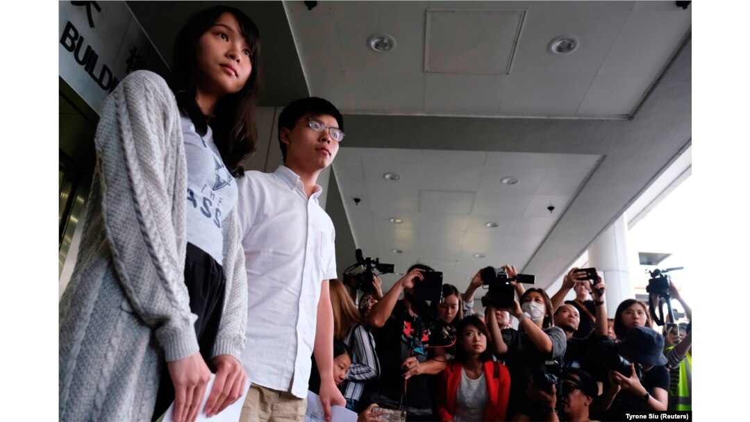 Агнес Чоу та Джошуа Вонг після звільнення під заставу, Гонконг, 30 серпня 2019 року
