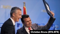 Generalni sekretar NATO-a Jens Stoltenberg i makedonski premijer Zoran Zaev u Briselu 12. jula 2018.