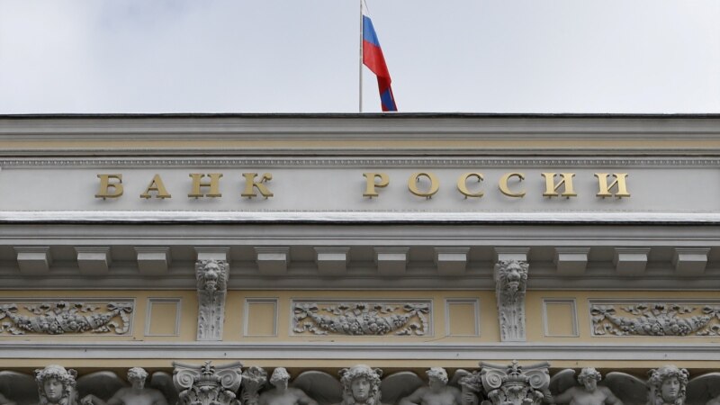 Rușii au retras din bănci 1 trilion de ruble, în numai o lună și jumătate