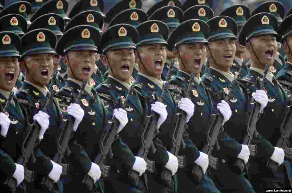 КИНА - Десетици илјади пешадиски војници, авиони, оклопни транспортери и камиони кои носеа тешко вооружување, меѓу кое и нуклеарна ракета дизајнирана да ги избегне американските одбрамбени системи, продефилираа на централниот плоштад во Пекинг, како дел од големата парада со која беше одбележана 70-годишнината од основањето на Народна Република Кина, на чело со Комунистичката партија.