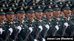 Китайские военные на столичной площади Тяньаньмэнь на военном параде по случаю 70-й годовщины со дня образования Китайской Народной Республики (КНР). Пекин, 1 октября 2019 года.