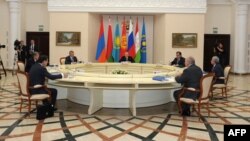 Russia -- President Vladimir Putin (C) takes part in a meeting of the Collective Security Council of the CSTO (Collective Security Treaty Organization) in Sochi, September 23, 2013
