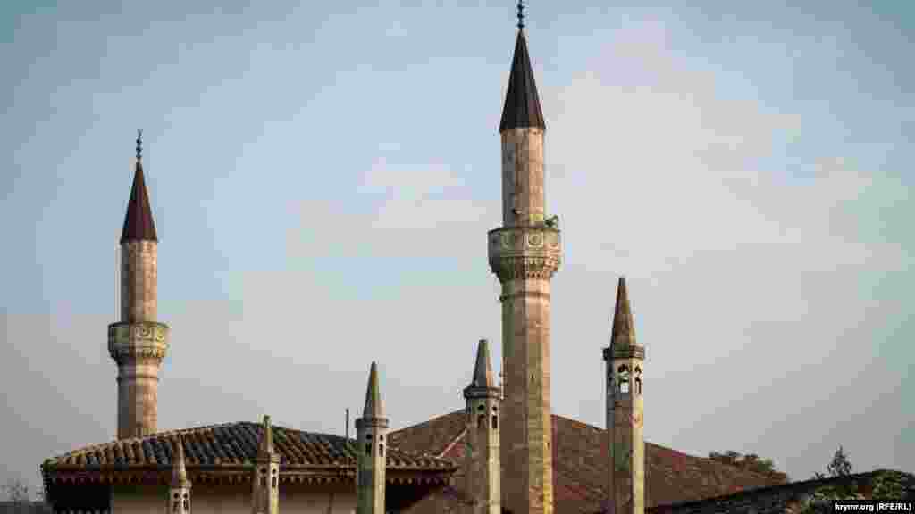 Минареты Большой Ханской мечети. Высота каждого из них достигает 28 метров. Внутри &ndash; винтовые лестницы, которые ведут на самый верх минаретов