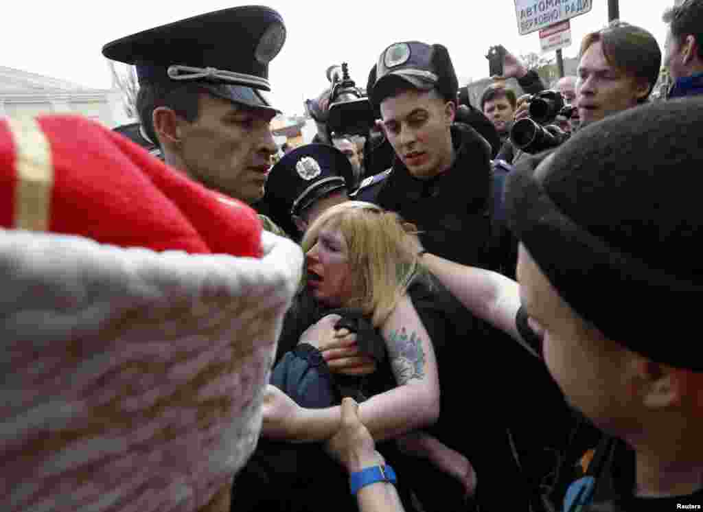 Krımı Ukraynadan ayırmaq istəyən qüvvələr Femen-in Simferepoldakı aksiyasının qarşısını almağa çalışırlar. MArt 2014