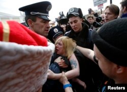 Побиття активістки Femen Сари біля будівлі парламенту Криму, Сімферополь, 6 березня 2014 року