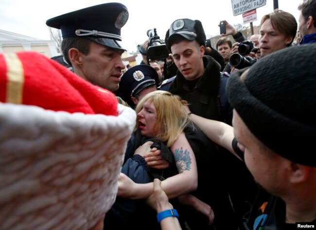 Побиття активістки Femen Сари біля будівлі парламенту Криму, Сімферополь, 6 березня 2014 року