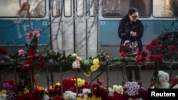 Цветы на месте взрыва в троллейбусе в Волгограде. Декабрь 2013 года